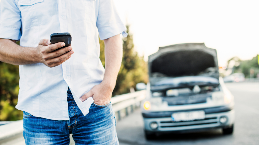 Know the tips on how to handle a car breakdown on the side of the highway.